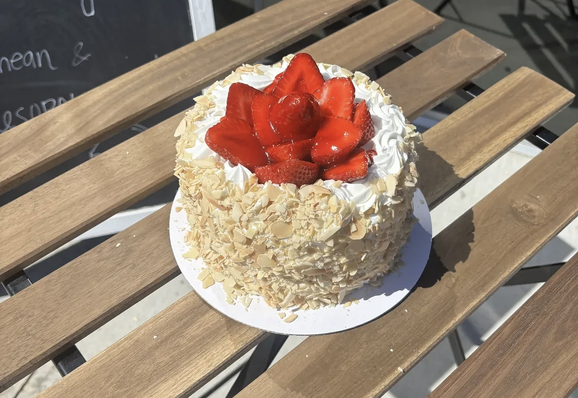 Strawberry cream cake with toasted almond flakes