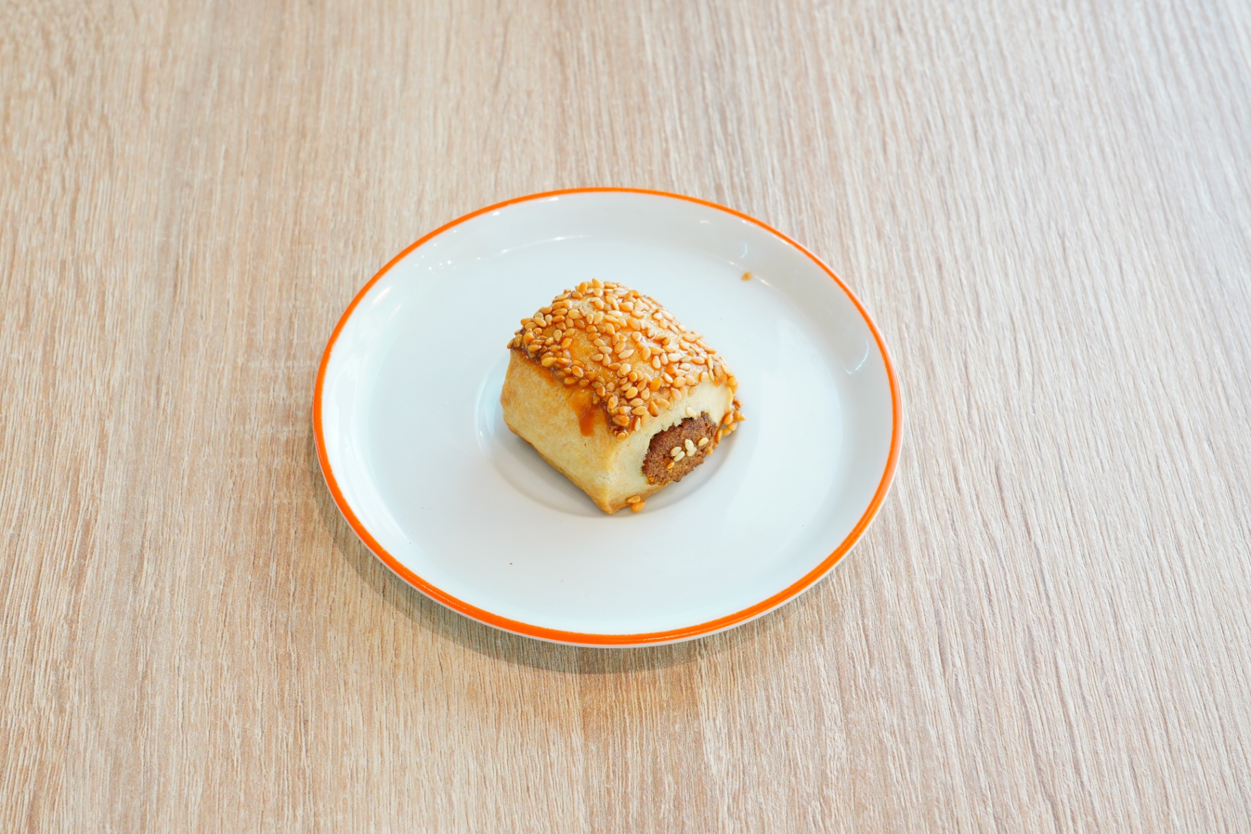Sesame-topped meat-filled mini pastry roll