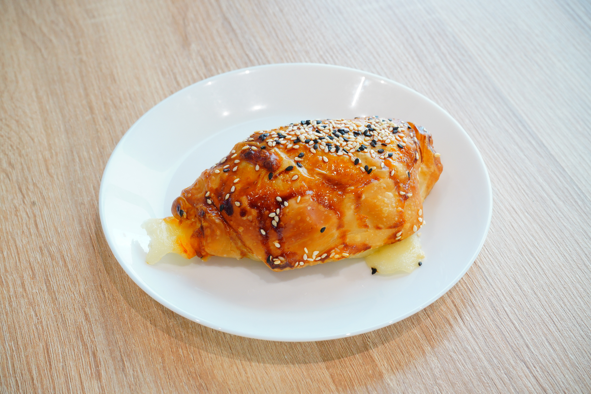 Sesame-topped cheese borek with melted filling