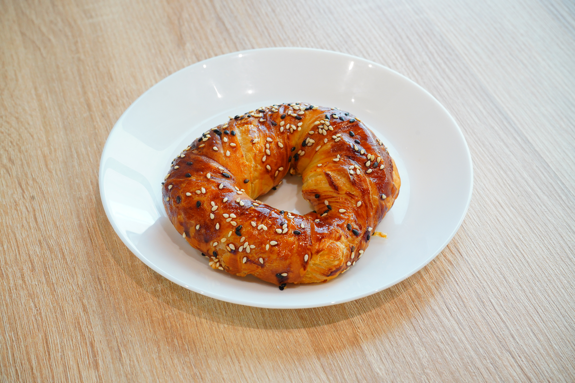 Sesame and nigella-seeded ring pastry